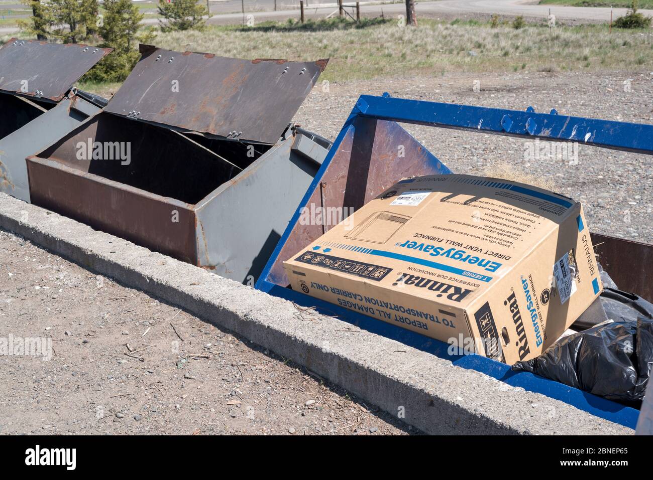 Mülltonnen an der Joseph-Station für die Müllabfuhr in Wallowa County, Oregon. Stockfoto