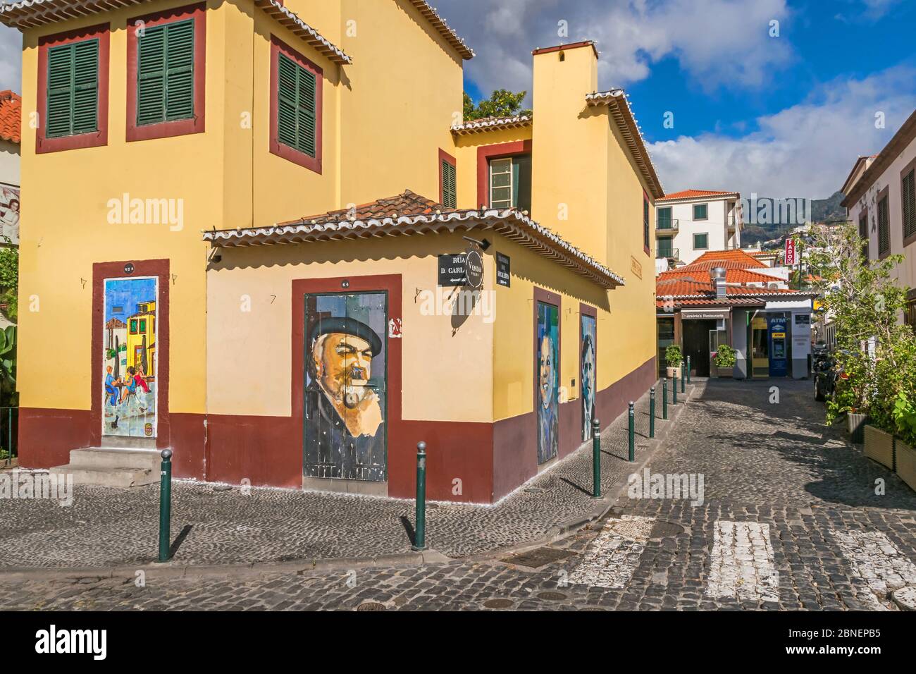 Funchal, Portugal - 10. November 2019: Bemalte Türen auf der Rua D.Carlos I als Teil des Projekts "Kunst der offenen Türen", das dazu bestimmt war, die Menschen für zu sensibilisieren Stockfoto