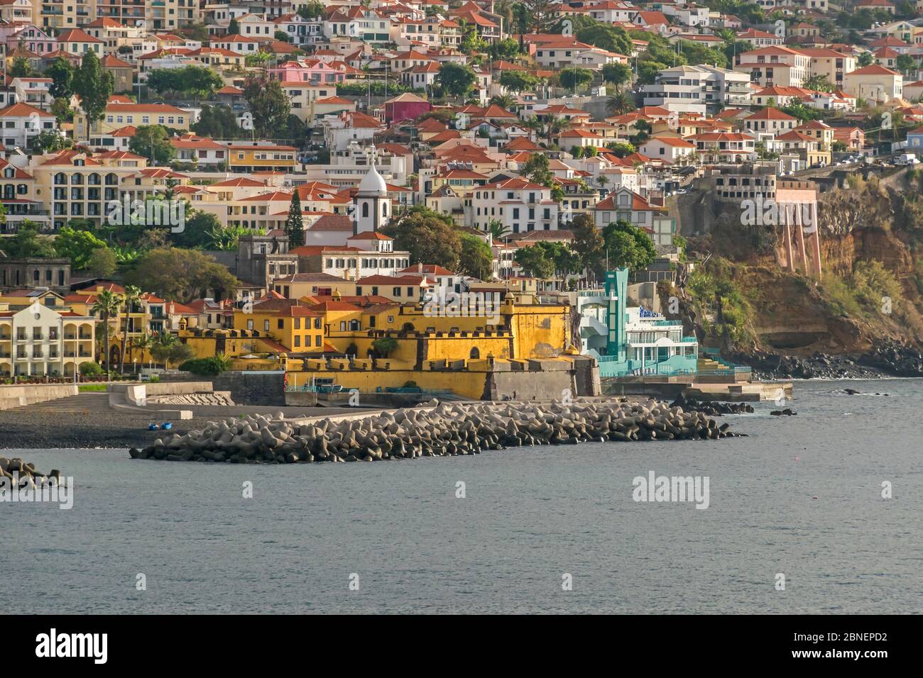 Funchal, Portugal - 10. November 2019: Historisches Zentrum (Zona Velha) mit der Uferpromenade der Bucht von Funchal, Fort von Sao Tiago, dem Turm der Bar Stockfoto