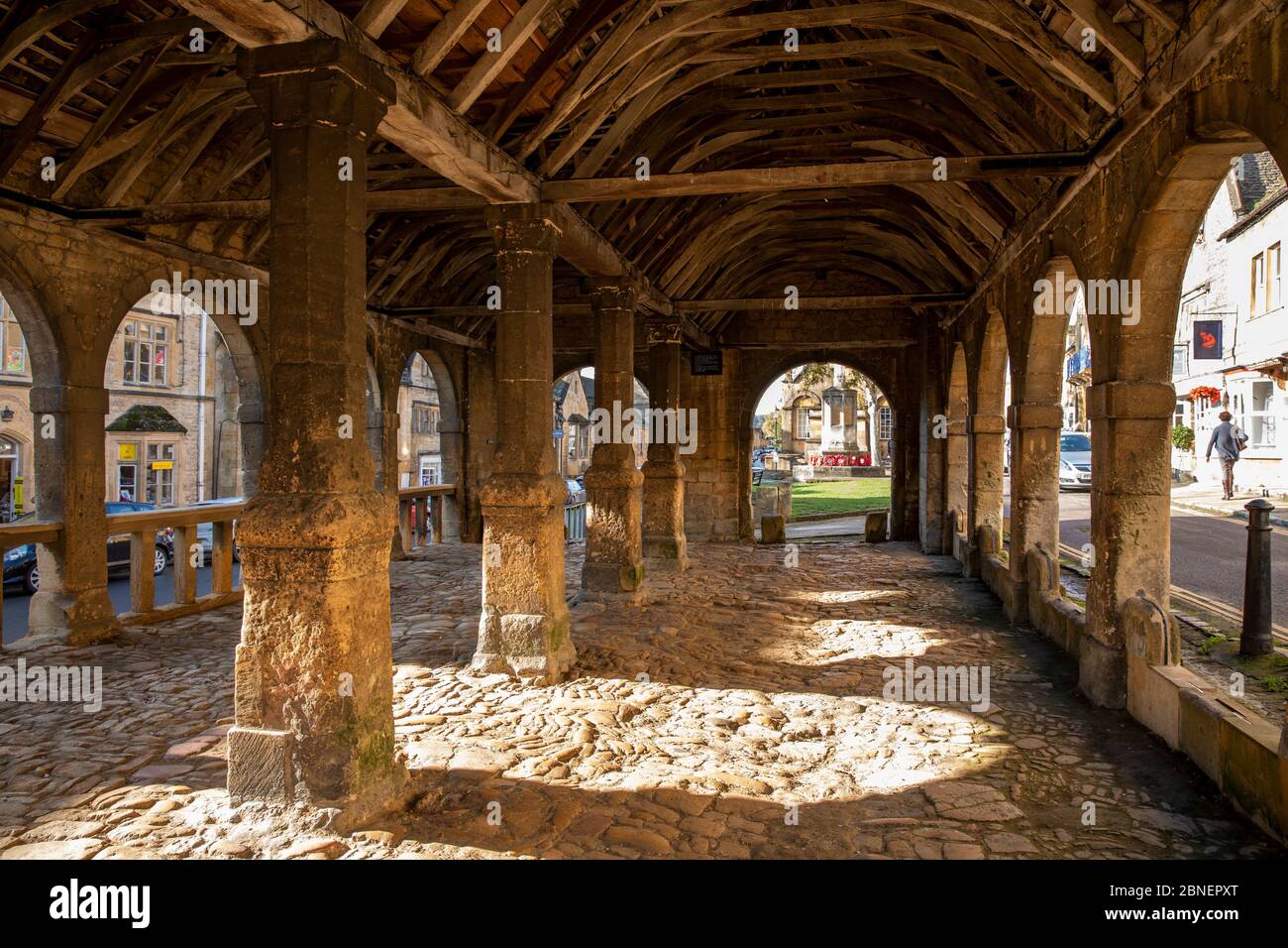 Alte Steinplatten und Holzbalken, Balken, Dachbalken, Dachsparren und Pfetten der Markthalle aus dem 17. Jahrhundert in Chipping Campden in den Cotswolds, Oxfordshire, Stockfoto