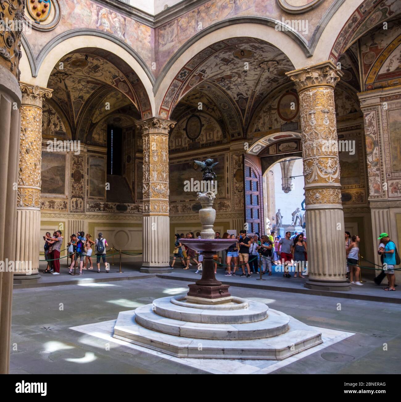 Florenz, Italien - 16. August 2019: Reiche Innenausstattung des ersten Hofes des Palazzo Vecchio mit Brunnen Putto mit Delphin von Verrocchio in der Mitte Stockfoto