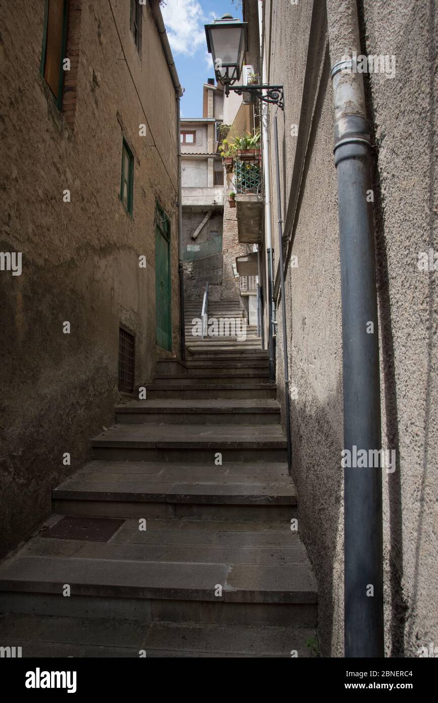 Treppen in einer Gasse, San Piero Patti, Italien Stockfoto