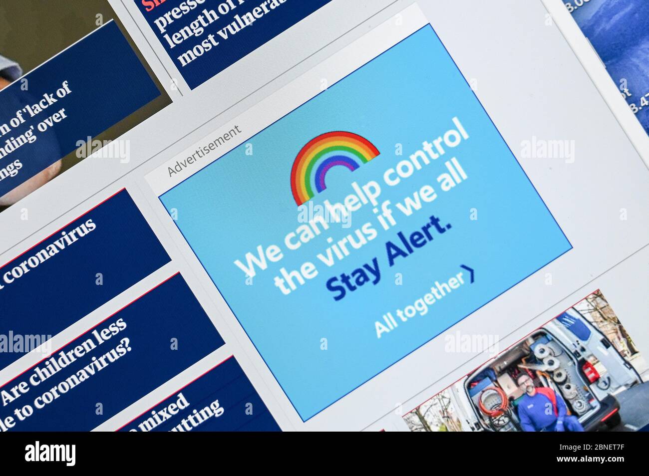 Werbung für die öffentliche Informationskampagne Coronavirus mit Regenbogen und „Wir können helfen, das Virus zu kontrollieren, wenn wir alle auf dem richtigen Alarm stehen“ Stockfoto