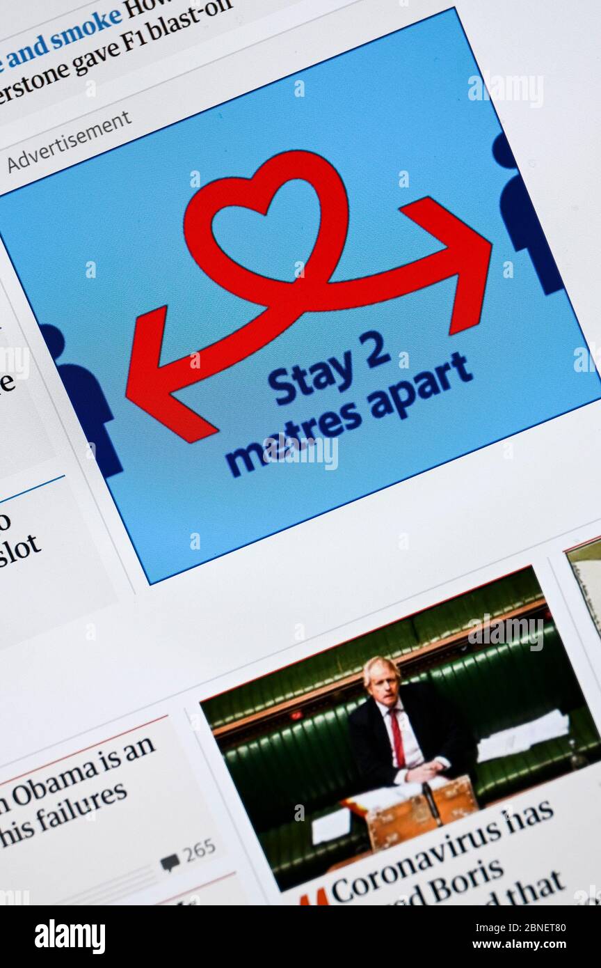 Coronavirus öffentliche Informationsanzeige mit Anweisungen, um 2 Meter auseinander zu bleiben über einem Bild in einem Artikel mit Boris Johnson. Stockfoto
