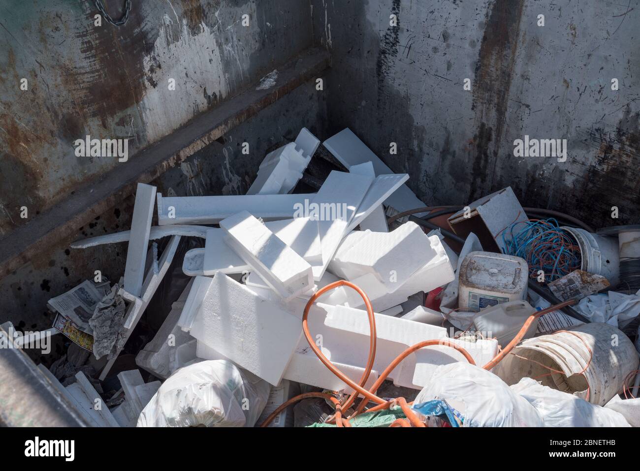 Styropor und andere Abfälle in einem Müllcontainer auf der Ant Flat Deponie in Wallowa County, Oregon. Stockfoto