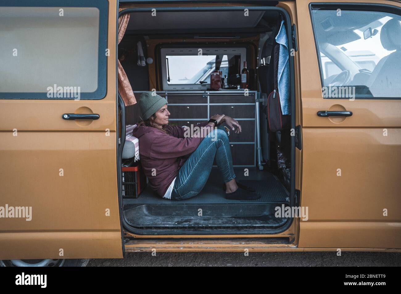 Eine junge Frau posiert in einem Wohnmobil Stockfoto