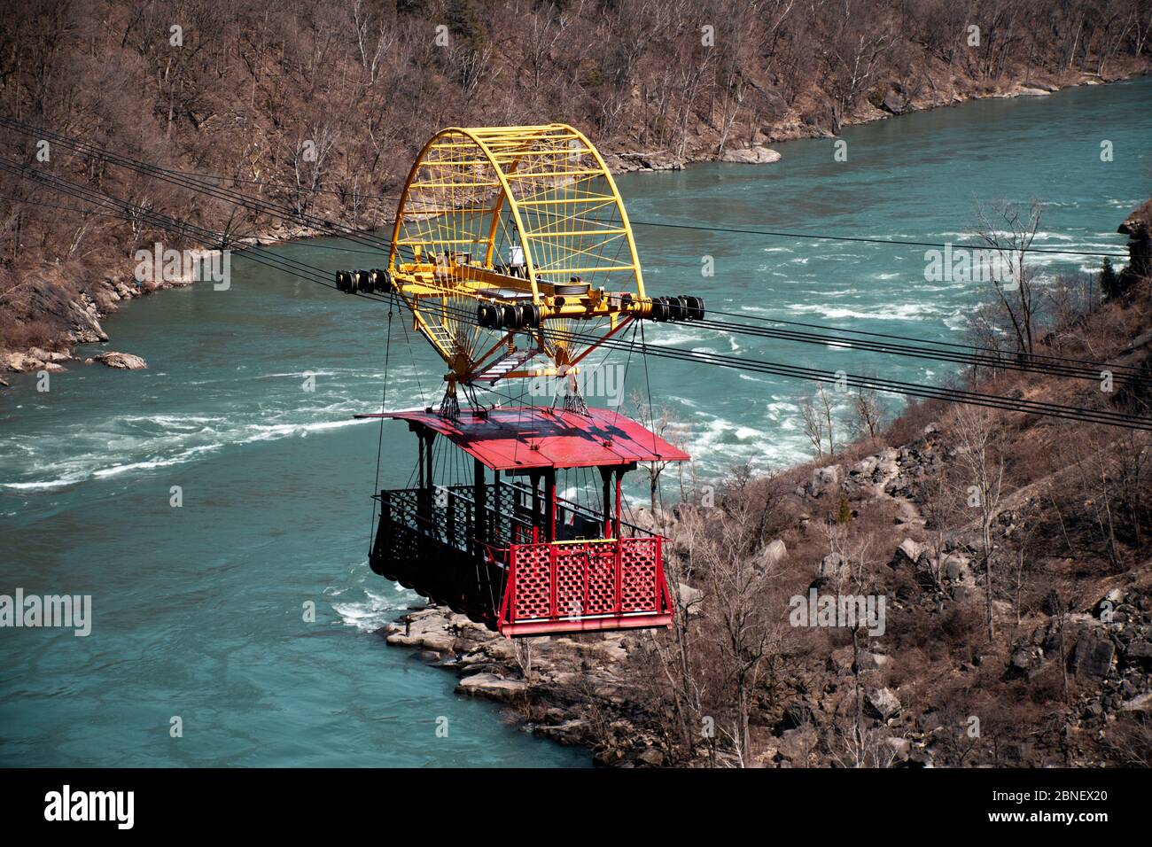 Ein leeres Aero-Auto mit Whirlpool überquert den Niagara River in der Nähe der Niagarafälle. Konzept der Reise während der Pandemie und der Wiedereröffnung der Grenze zu Kanada in den USA. Stockfoto