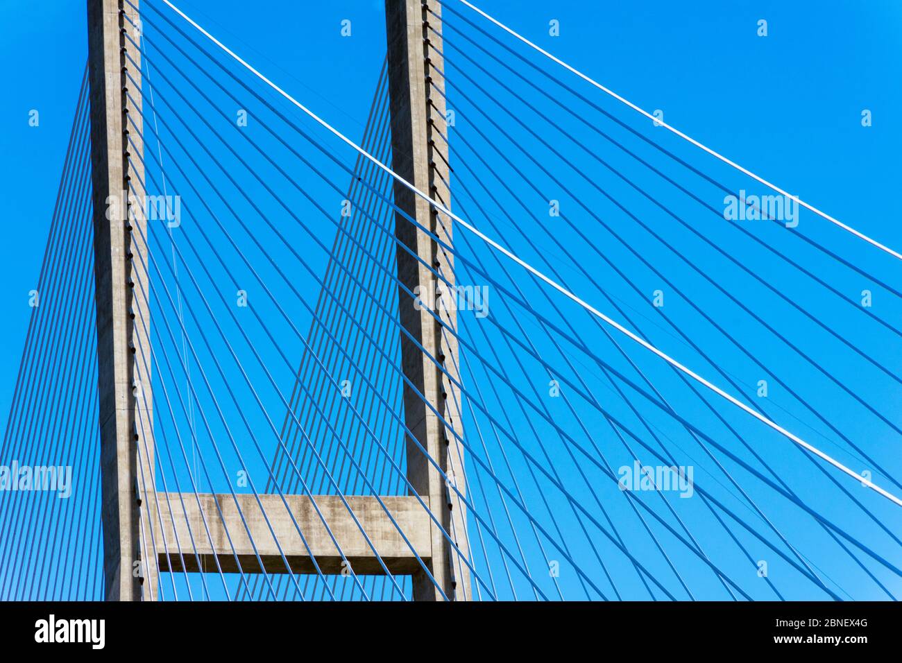 Eine Nahaufnahme der Hängebrücke in Brunswick, Georgia, erzeugt eine interessante abstrakte Komposition. Stockfoto