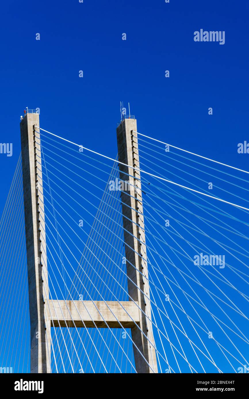 Eine Nahaufnahme der Hängebrücke in Brunswick, Georgia, erzeugt eine interessante abstrakte Komposition. Stockfoto