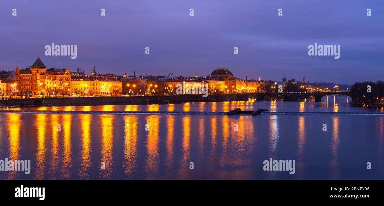 Panorama der historischen Gebäude Fassaden Reflexion in der Moldau während der blauen Stunde, Prag, Tschechische Republik. Stockfoto