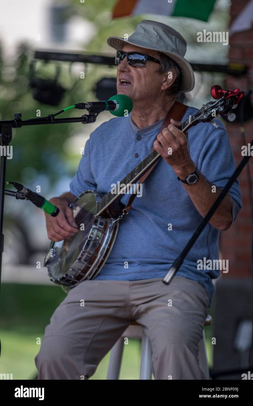 Senior männlich, im Konzert, mit Banjo im Outdoor-Konzert. Stockfoto