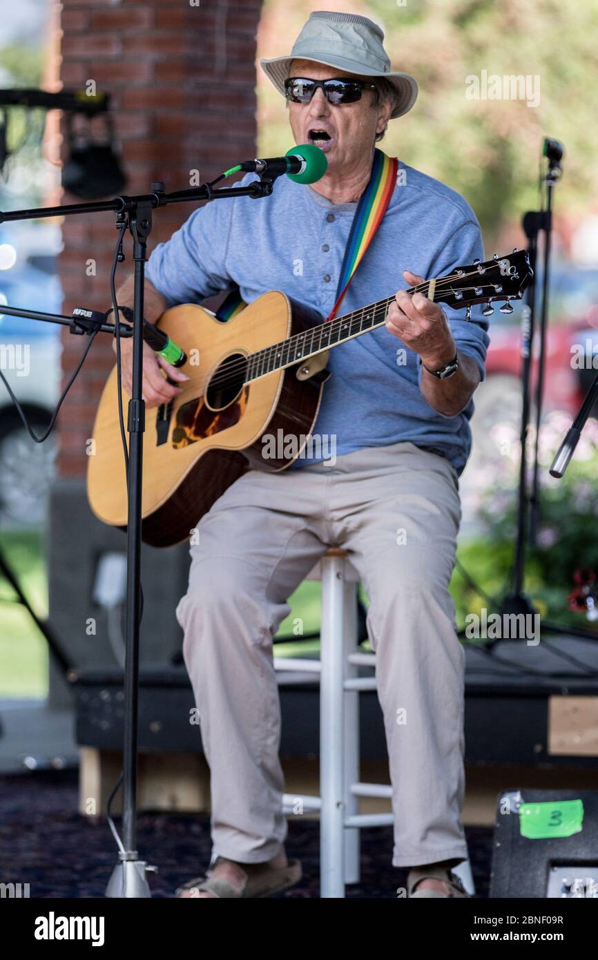 Senior männlich, im Konzert, mit Gitarre im Outdoor-Konzert. Stockfoto