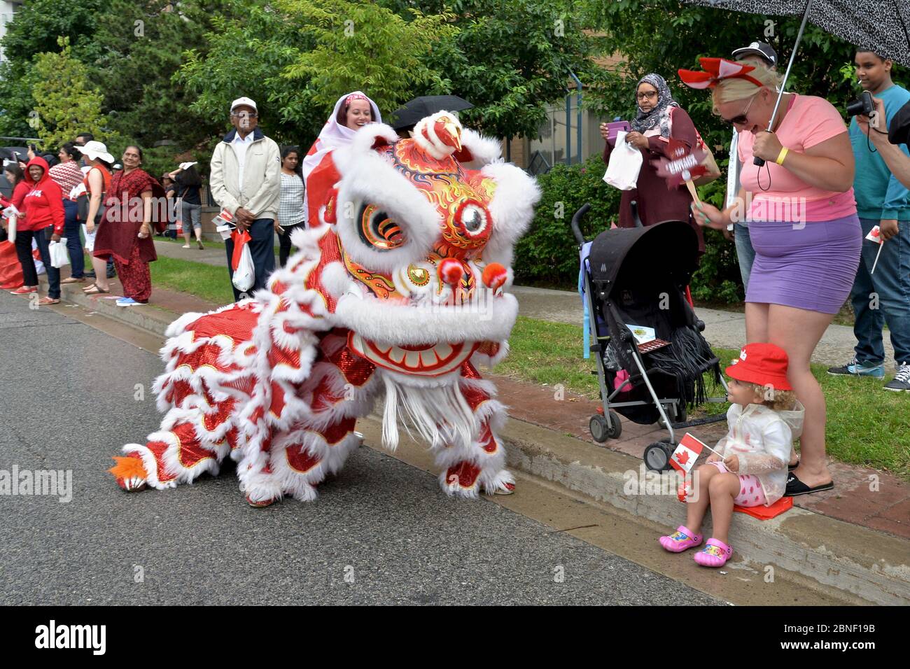 Scarborough, Ontario / Kanada - 01. Juli 2017: Kind amüsiert sich über die Parade zum Chinesischen Löwentanz in Kanada Stockfoto