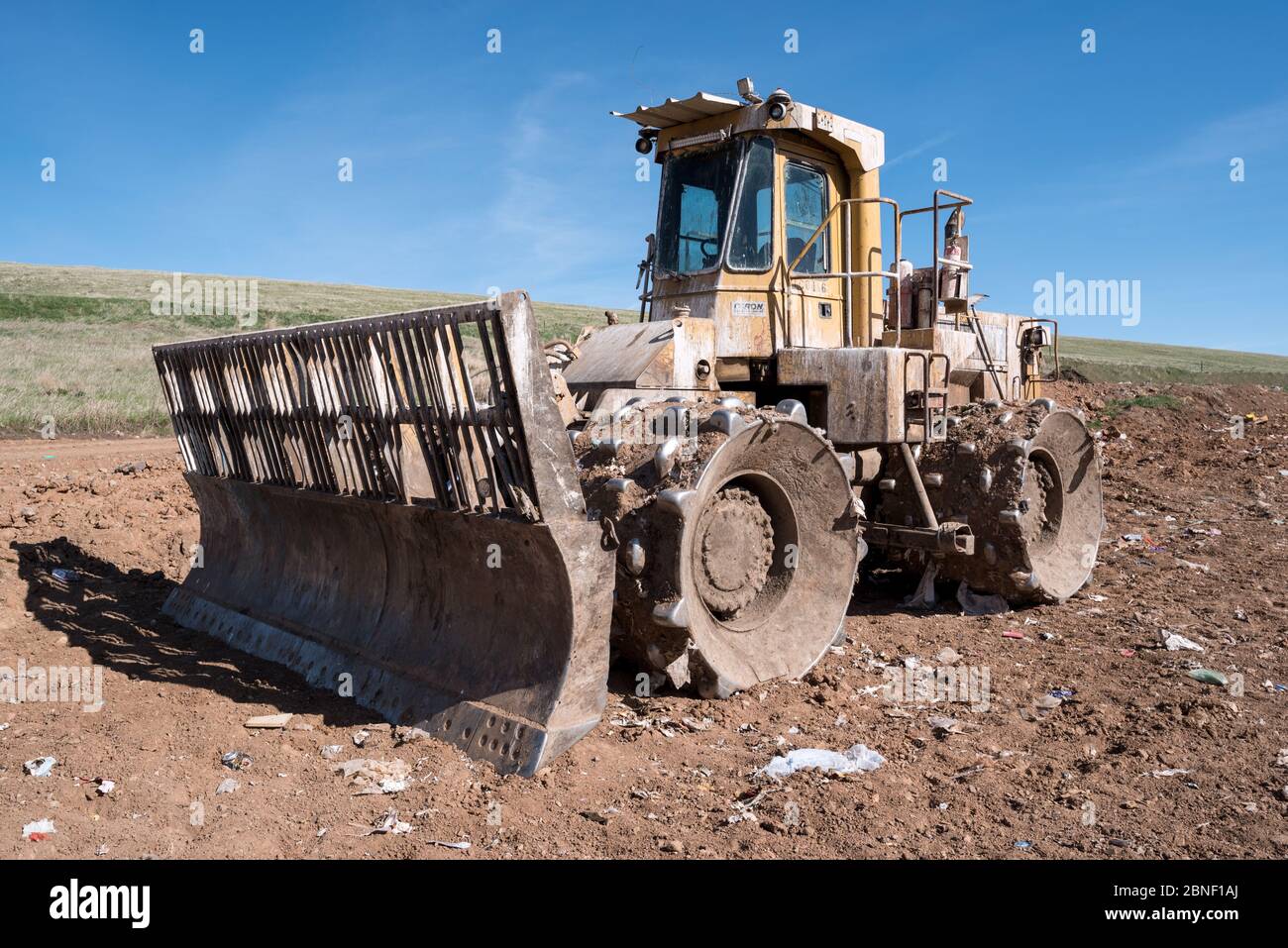 Schwere Ausrüstung auf der Ant Flat Deponie in Wallowa County, Oregon. Stockfoto