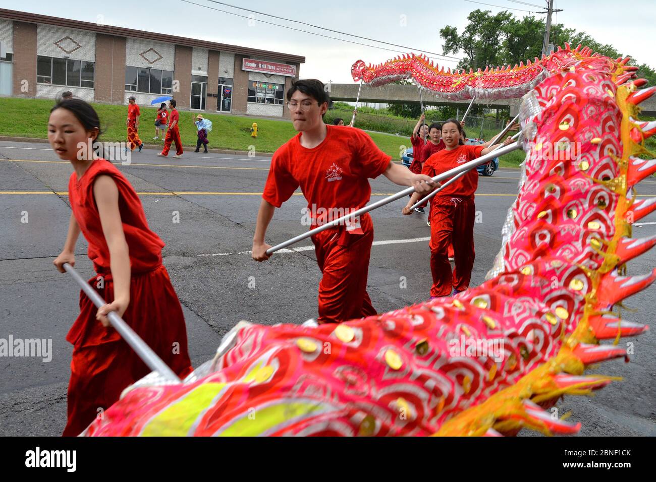 Toronto, Ontario / Kanada - 01. Juli 2017: Die Menschen führten den traditionellen chinesischen Drachen Tanz auf der Parade zum Kanada Tag auf Stockfoto