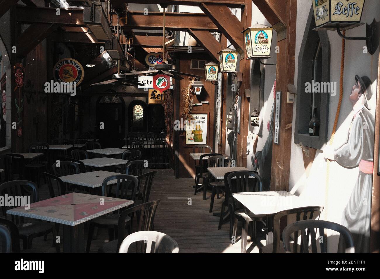 Staubige Tische und Boden einer COVID-19 verlassenen überdachten Terrasse eines lokalen Pubs in Ottawa, Ontario, Kanada. Stockfoto