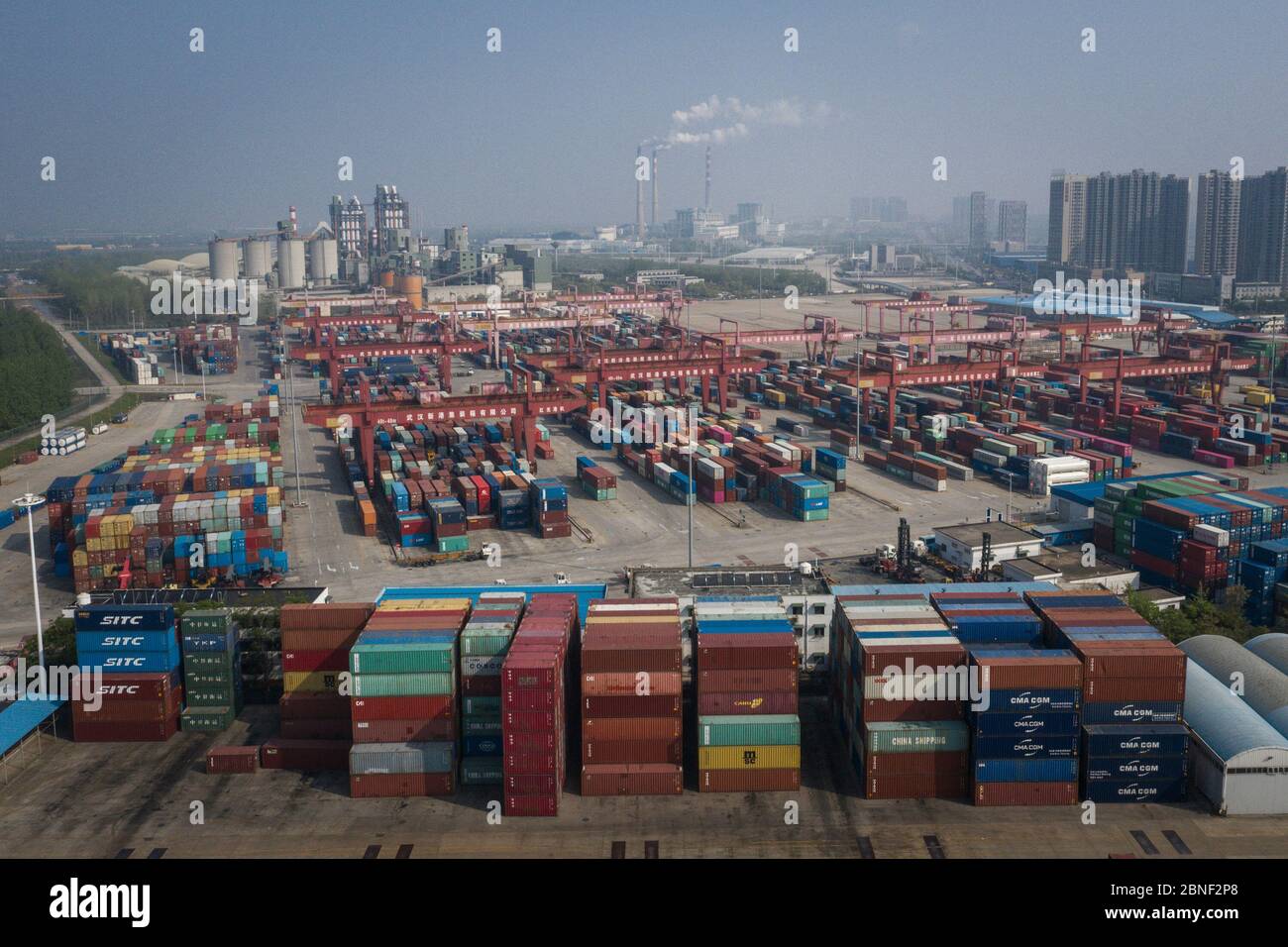 Container werden in einem Hafen in Wuhan, Provinz Hubei, 30. April 2020, in der zentralen chinesischen Provinz Hubei, angeliefert. *** Lokale Captio Stockfoto