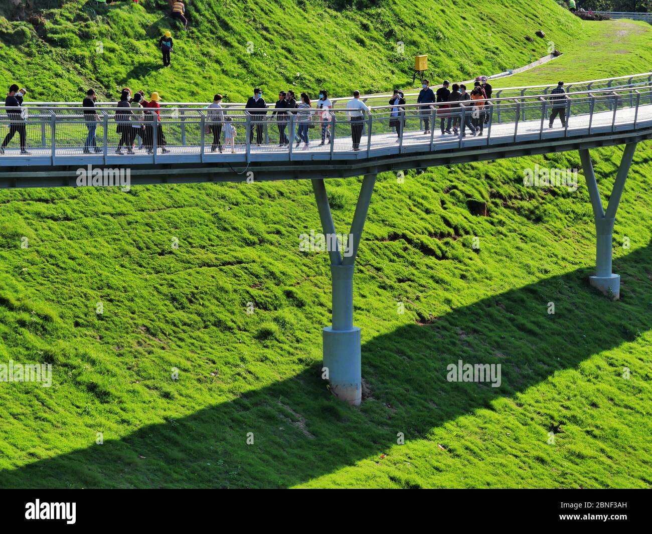 Der sogenannte erste "Wolkenpfad" von Guangzhou ist ein 6.2 Kilometer langer Skywalk, der den Baiyun-Berg, den Lu-See und den Yuexiu-Berg, mittlerweile der, verbindet Stockfoto