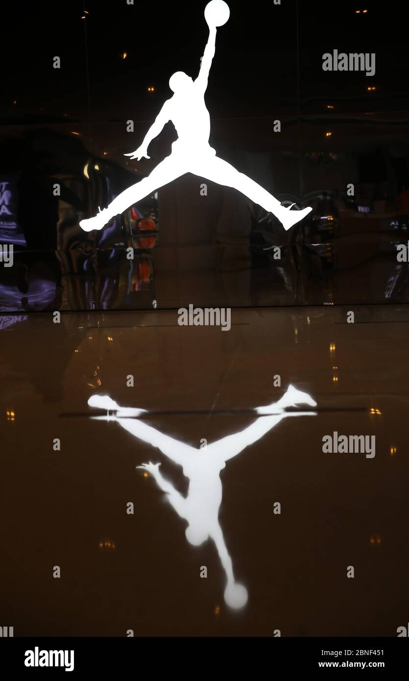 Das Logo des Air Jordan, einer Marke von Basketballschuhen, sportlicher, lässiger und stilvoller Kleidung von Nike, ist in einem seiner Filialgeschäfte, Shenya, zu sehen Stockfoto