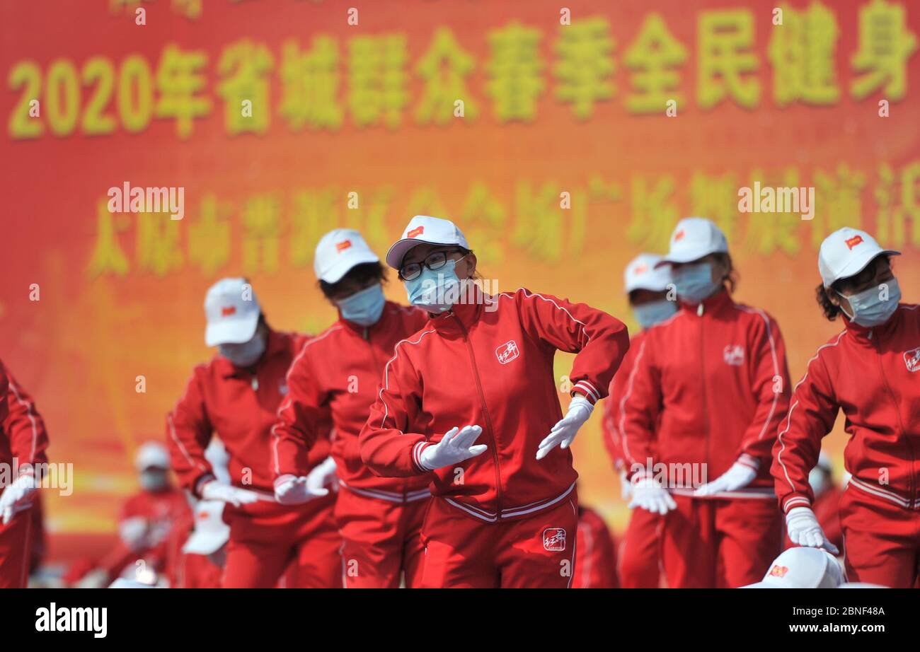 Taiyuan in der nordchinesischen Provinz Shanxi startet ein öffentliches Fitnessprogramm um die Bürger zu ermutigen, sich zu bewegen, trugen Hunderte von Menschen ma Stockfoto