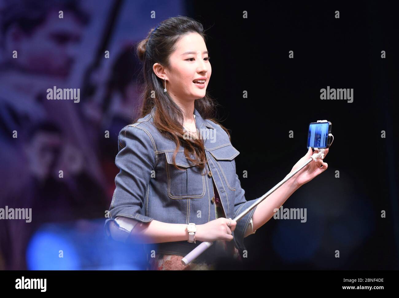 --Datei--Chinesisch-amerikanische Schauspielerin, Sängerin und Modell Liu Yifei oder Crystal Liu besucht eine Film-Promotion-Veranstaltung in Hangzhou Stadt, Ost-Chinas Zhejiang p Stockfoto