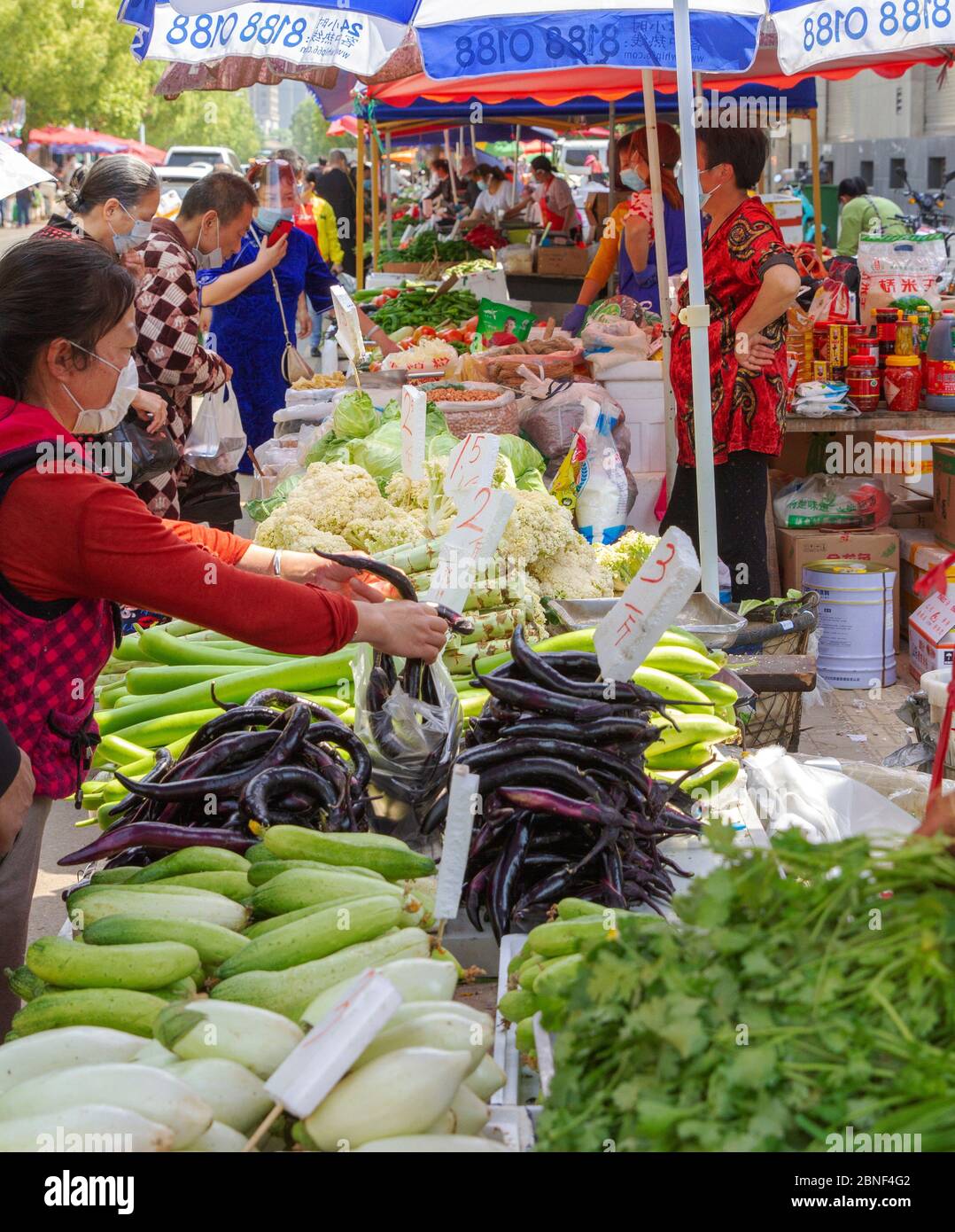 Verkäufer verkaufen Gemüse auf einem Markt in Wuhan, Südchina Provinz Hubei, 29. April 2020. Stockfoto