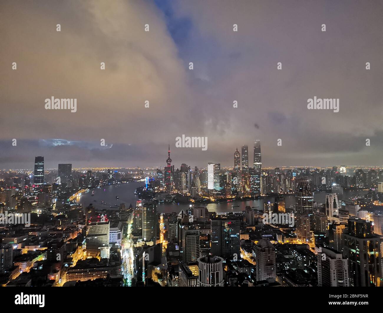 Ein Blick auf lokale Wahrzeichen und Wolkenkratzer zusammen bilden eine wunderbare Skyline der Stadt, zeigt, wie Pudong Bereich entwickelt sich seit seiner Stockfoto