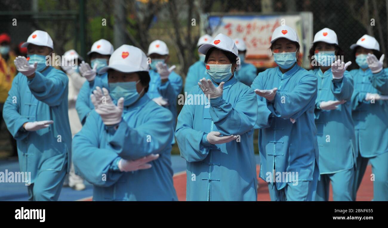 Taiyuan in der nordchinesischen Provinz Shanxi startet ein öffentliches Fitnessprogramm um die Bürger zu ermutigen, sich zu bewegen, trugen Hunderte von Menschen ma Stockfoto