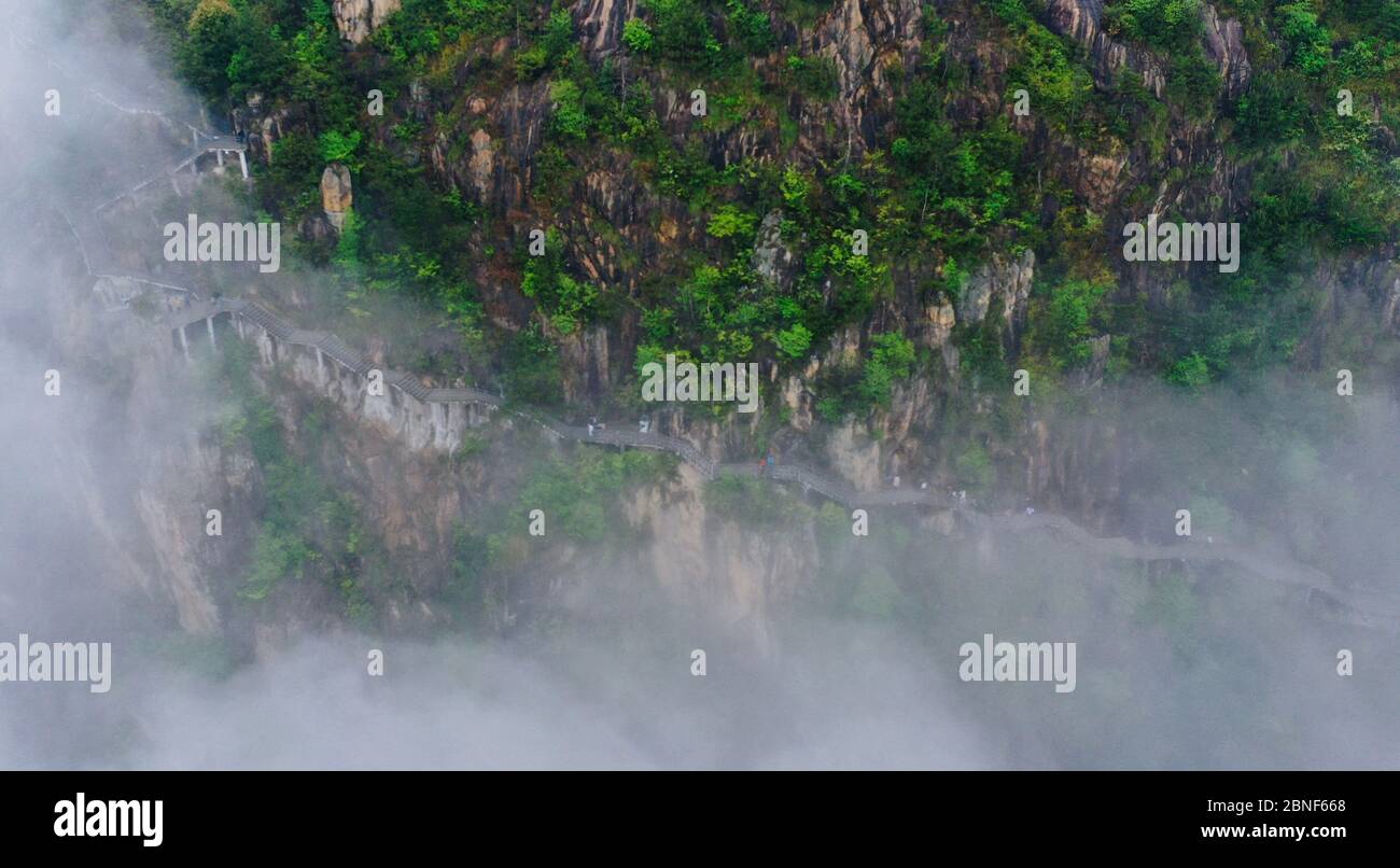 Ein Blick aus der Luft auf den Wasserfall des Tiantai Mountain Scenic Spot, der als der höchste Berg in China mit der Höhe von 325 Metern, Taiz gepriesen wird Stockfoto