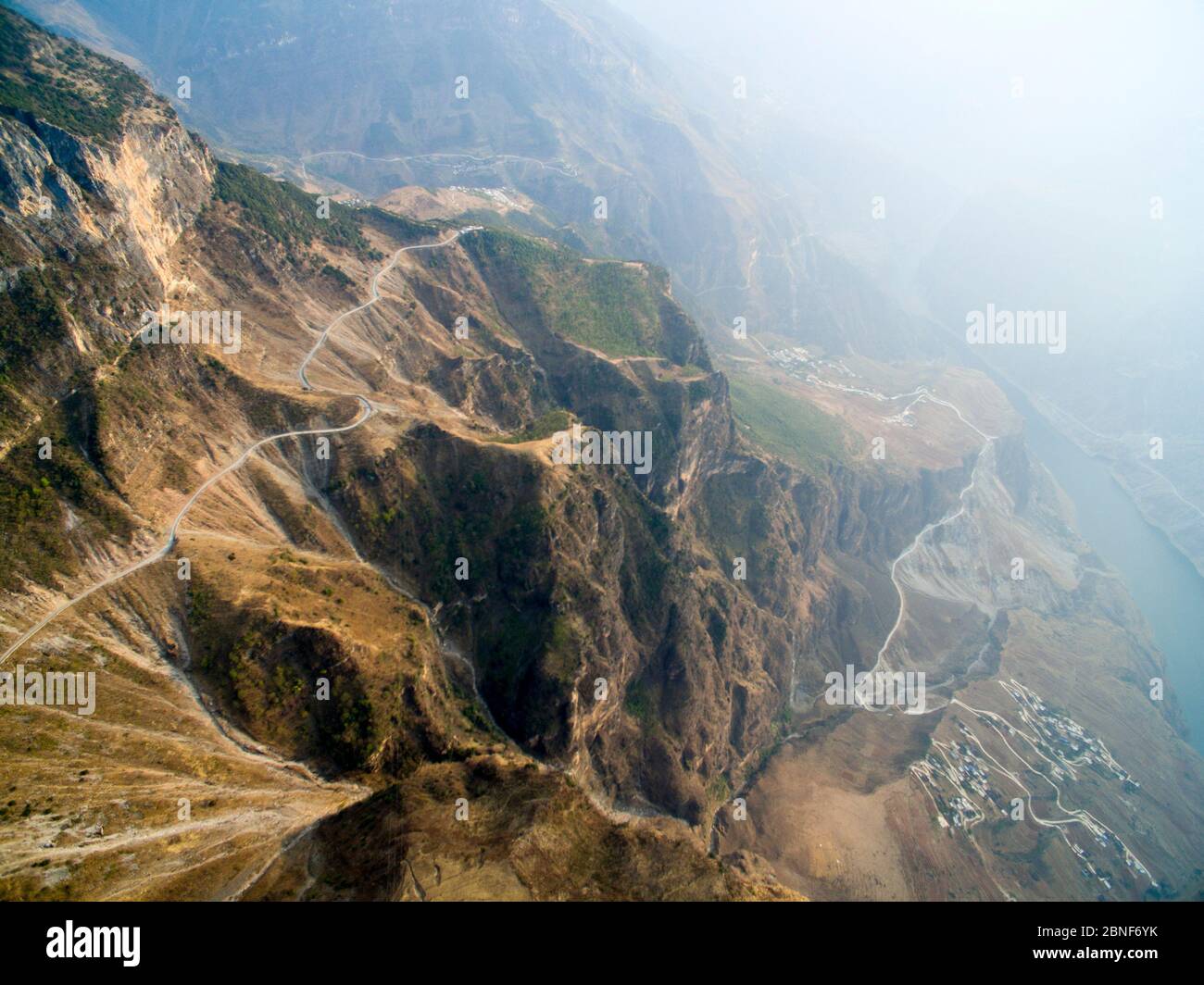 Luftaufnahme der Zickzack-Bergstraße im Dorf Xueshan in Kunming, südwestlich der Provinz Yunnan, 5. April 2020. Stockfoto