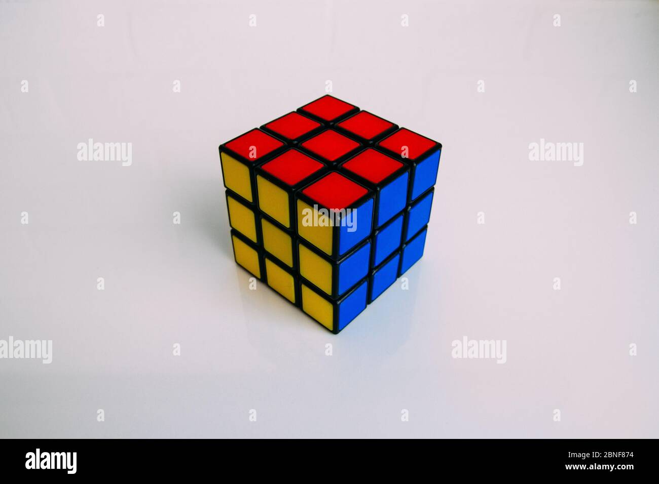LAS VEGAS, USA - 30. Jun 2019: Ein farbenfroher, gelöster Rubik's Cube auf weißem Hintergrund. Stockfoto