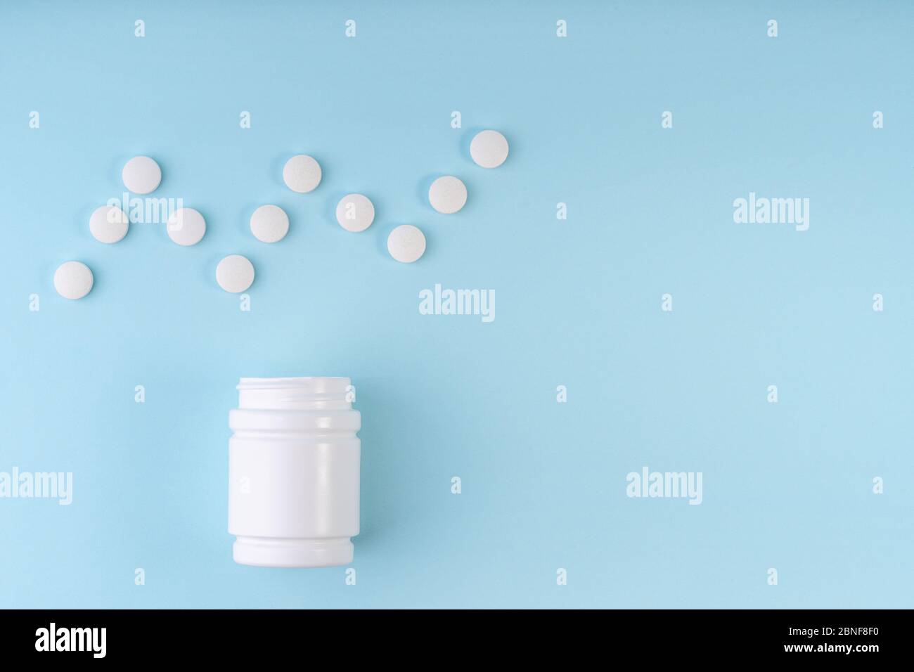 Kardiogramm Zeichen, Herzschlag Symbol aus der pharmazeutischen Medizin Pillen. Kreatives Layout von Tabletten und Flasche auf blau. Medizin, Gesundheitskonzept. Cop Stockfoto