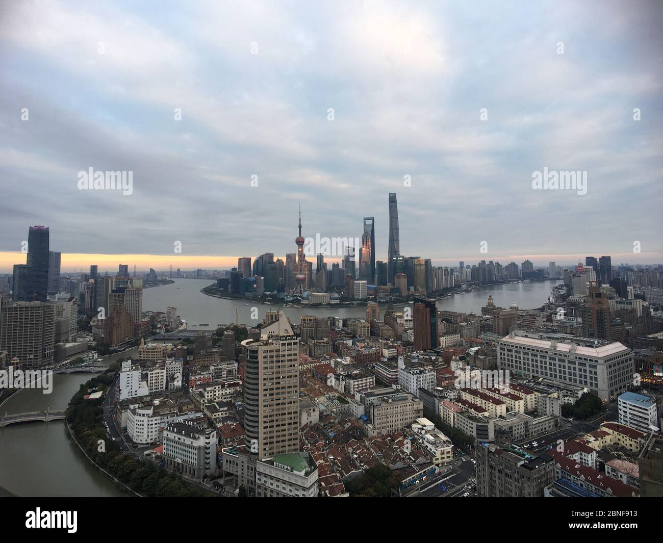 Ein Blick auf lokale Wahrzeichen und Wolkenkratzer zusammen bilden eine wunderbare Skyline der Stadt, zeigt, wie Pudong Bereich entwickelt sich seit seiner Stockfoto