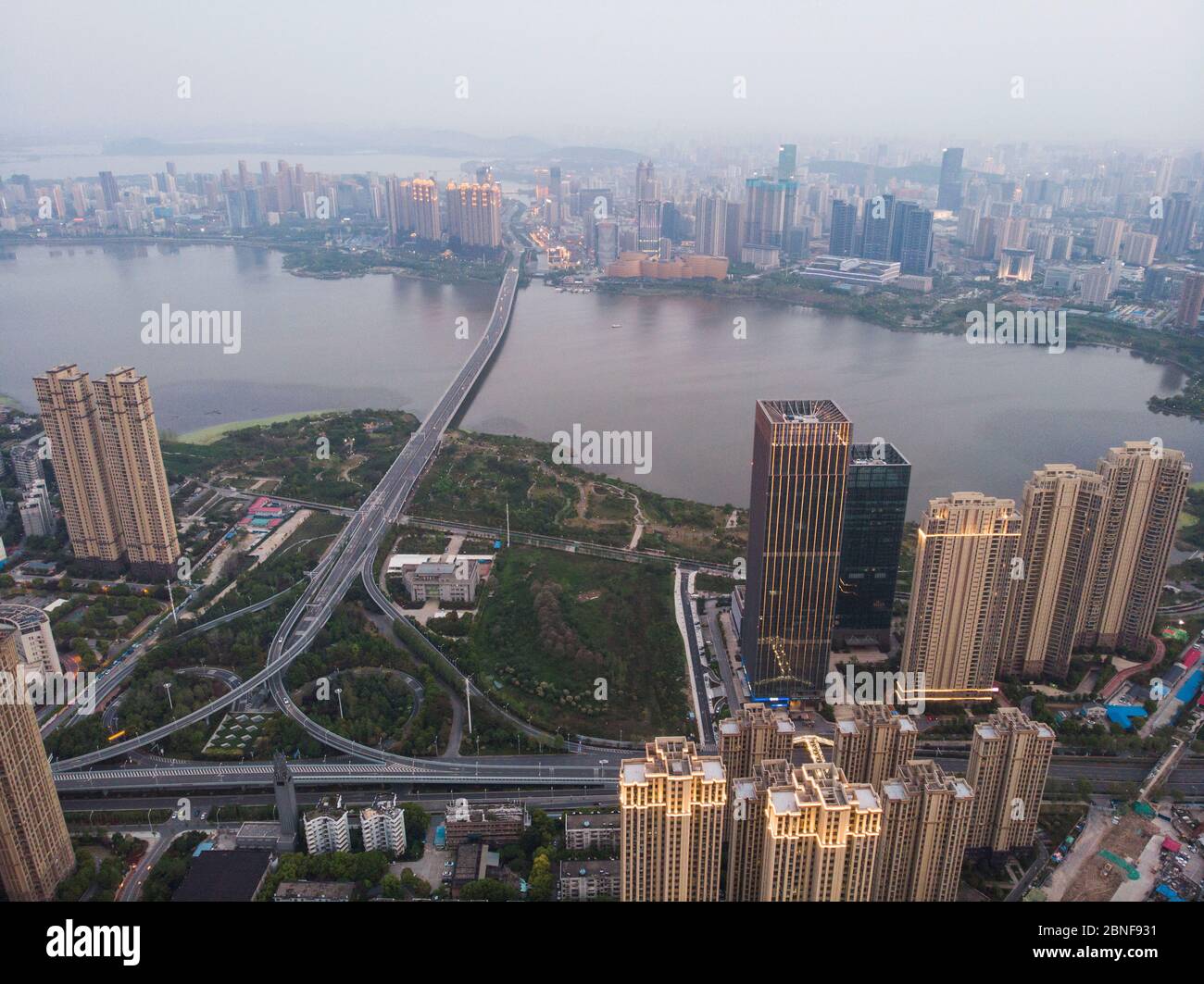 Eine Luftaufnahme von Gebäuden, die im Stadtzentrum entlang des Yangtse-Flusses, Wuhan, der zentralen Provinz Hubei, errichtet wurden, 24. April 2020. *** Loca Stockfoto