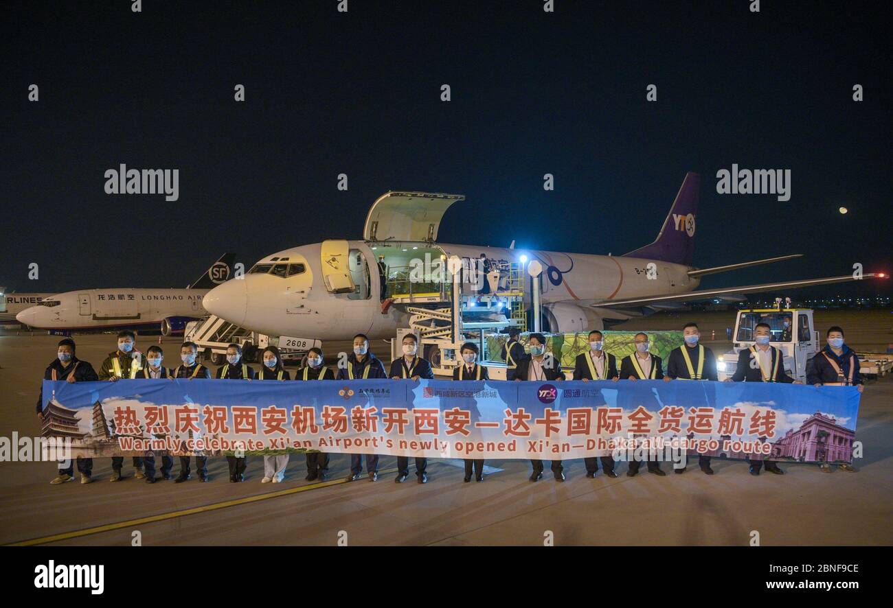 Das erste Flugzeug der neuen Frachtfluggesellschaft von Xi'an nach Dacca, der sechsten Frachtfluggesellschaft der YT-Fluggesellschaft am Flughafen Xi'an, wird mit Waren und Vorbereitung beladen Stockfoto