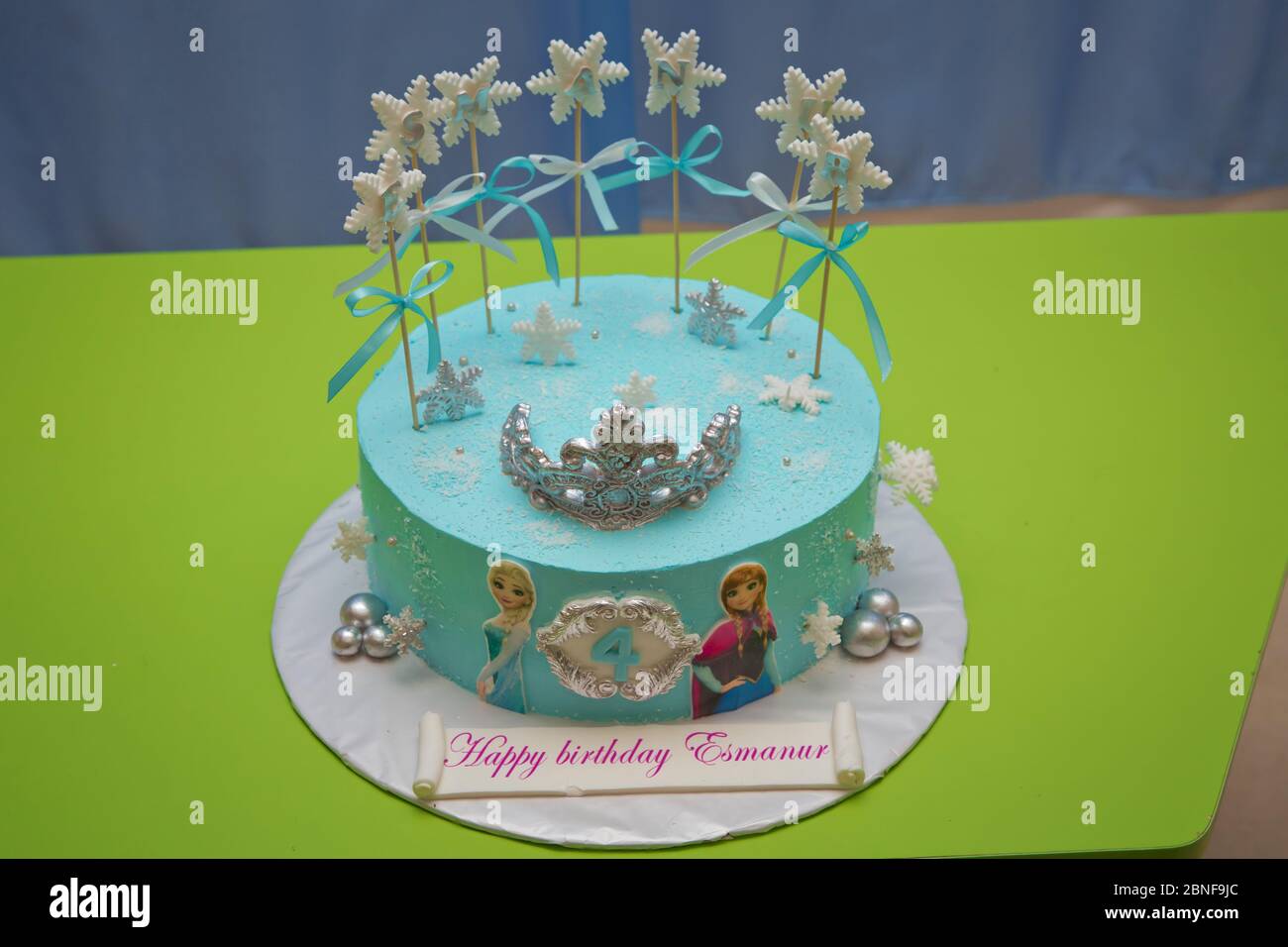 Gefrorener Geburtstagstorte . Disney Frozen Cake. Kinder Geburtstag .Frozen Themen Kind Geburtstag Kuchen . Aserbaidschanisch Baku 04.02.2020 . Stockfoto