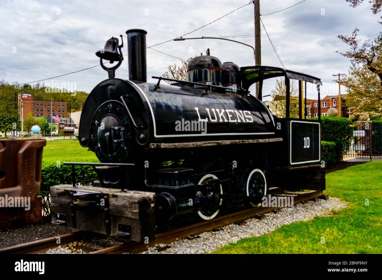 Coatesville, PA / USA - 3. Mai 2020: Eine kleine Dampflokomotive der ehemaligen Lukens Steel Company, heute ArcelorMittal, in ihrem Stahlwerk. Stockfoto