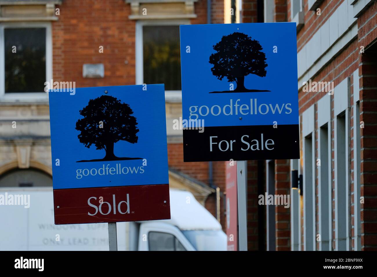 Zwei Immobilienmakler Schilder zeigen eine zum Verkauf und verkauft Immobilie in London. Die Firmen wurden am 13. Mai wiedereröffnet und buchten physische Besuche für Kunden. Stockfoto