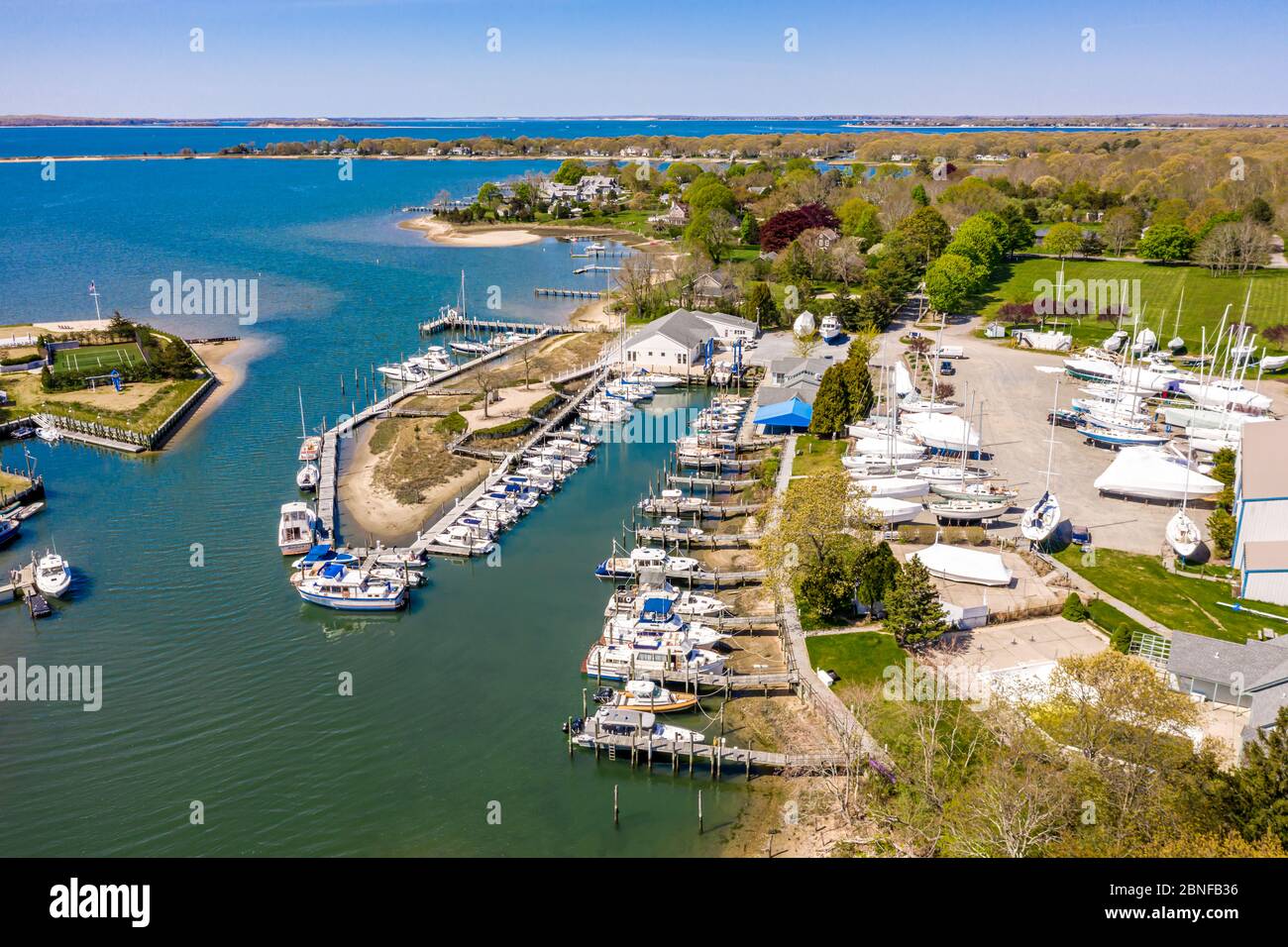 Drohnenbild der Insel Bootshof in Shelter Island, NY Stockfoto