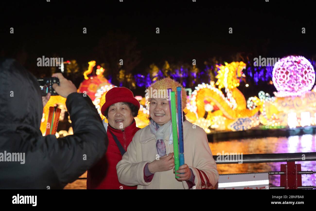 Die Bürger genießen die Beleuchtung während des Zilang Lichtfestivals. Mehr als 300 Lichtskulpturen aus LED und energiesparenden Materialien beleuchteten die Stockfoto