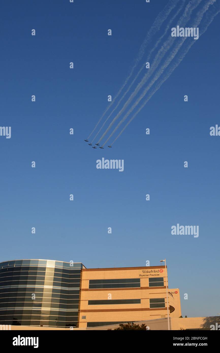 Flugzeuge fliegen in Formation über dem Wake Med Hospital in Raleigh North Carolina, um die Beschäftigten im Gesundheitswesen während der 19 Coronavirus Covid 2020 Pandemie zu ehren. Stockfoto