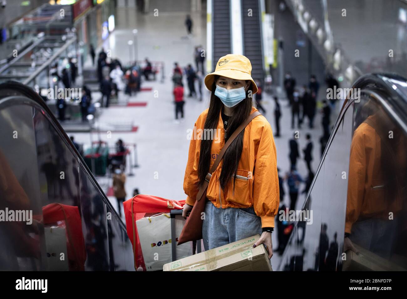 Passagiere tragen Face maks am Bahnhof Wuchang. Am 8. April 2020 um 00:50 Uhr fahren die Züge K81 vom Bahnhof Wuchang in Wuhan, Mitte C ab Stockfoto