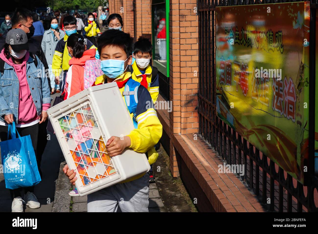 Die Schüler einer örtlichen Grundschule sind so aufgeregt, Freunde und Klassenkameraden nach einem langen Winterurlaub in Hangzhou, Ost-Chinas Zhejiang Pro zu sehen Stockfoto