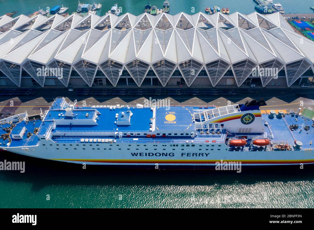 Eine Luftaufnahme einer Kreuzfahrt am Qingdao Cruise Terminal, die Passagiere und Gepäck verladen, Qingdao City, Ostchinesische Provinz Shandong, 27 April Stockfoto