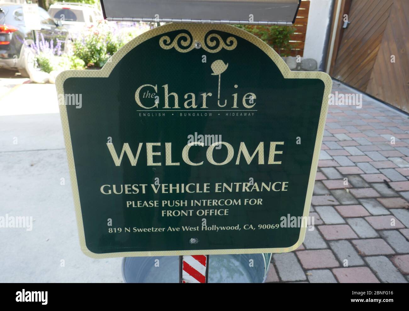 West Hollywood, Kalifornien, USA 14. Mai 2020 EIN allgemeiner Blick auf die Atmosphäre des Charlie Hotels, ursprünglich Charlie Chaplin baute diese Hütten, um Schauspieler zu beherbergen und Charlie Chaplin, Marilyn Monroe, Judy Garland, Gloria Swanson, Marlene Dietrich lebten hier in 819 N. Sweetzer Avenue in West Hollywood, Kalifornien, USA. Foto von Barry King/Alamy Stock Photo Stockfoto