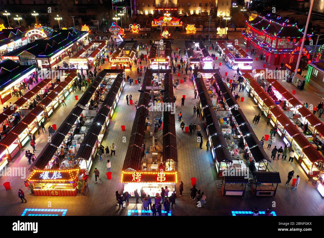 Eine Luftaufnahme von Kunden, die zwischen Snack-Bars auf Xingshun International Night Market, der größte der Art in Asien mit der Gegend o Stockfoto