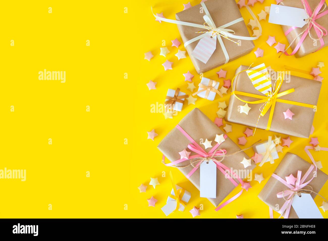 Weihnachtsgeschenkboxen auf gelbem Hintergrund. Stockfoto
