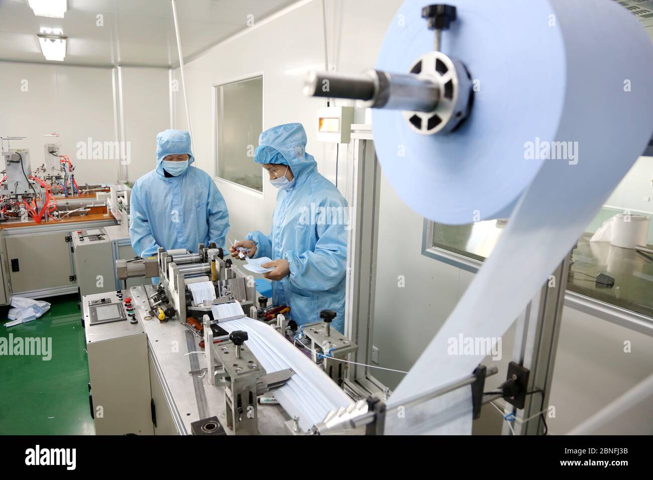 In der Produktionswerkstatt von Ruikang Sanitär Materials Co. Ltd, Arbeiter sind Rennen, um Gesichtsmasken und medizinische Gaze zu produzieren, um die n zu treffen Stockfoto