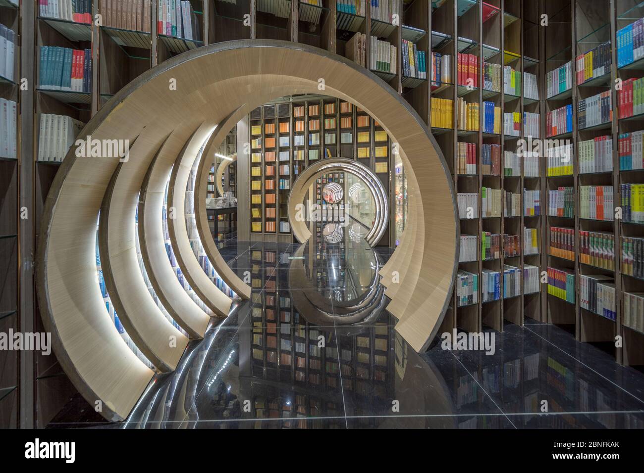 Blick auf die Passage der Buchhandlung Zhongshuge, eines der Meisterwerke der chinesischen Buchhandlung in Peking, China, 21. April 2020. Stockfoto