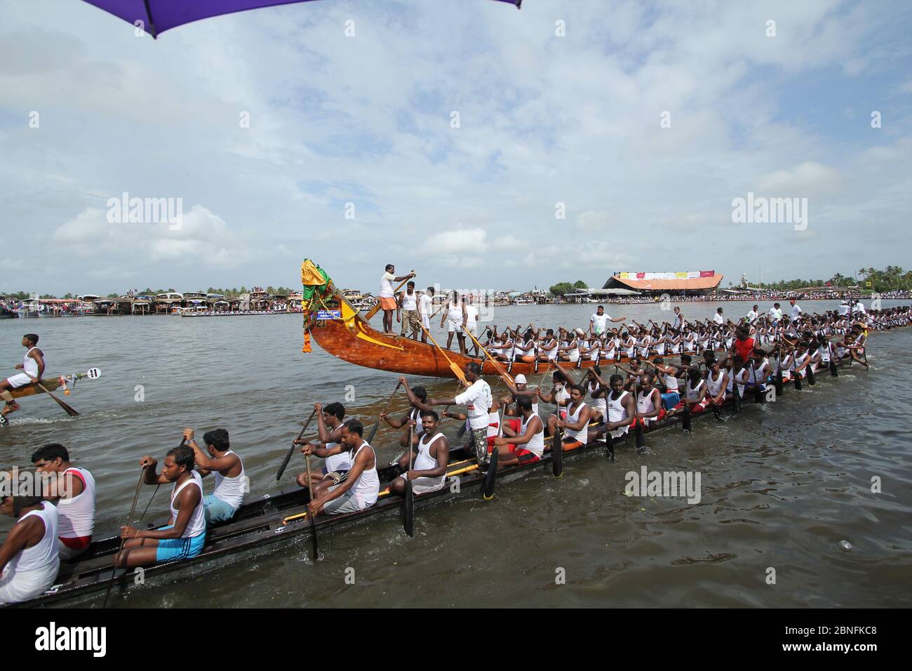 Ruderer während des jährlichen Nehru Trophy Boat Race in Alleppey, Kerala Stockfoto